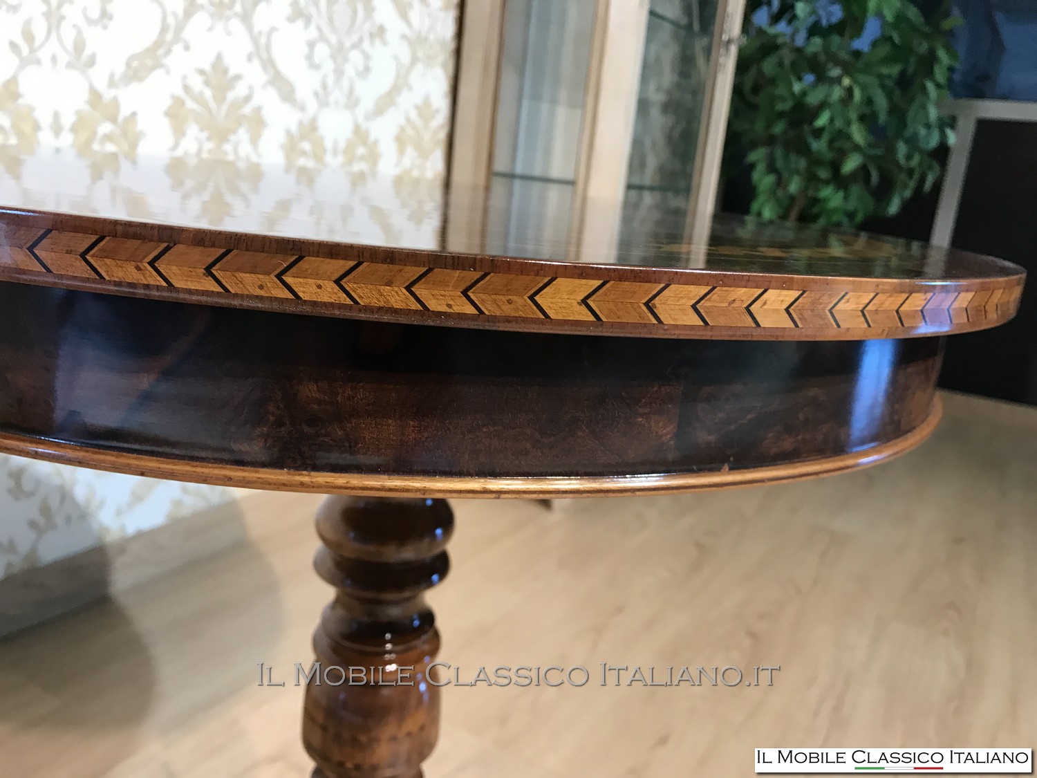 Tavolino classico da salotto rotondo personalizzato